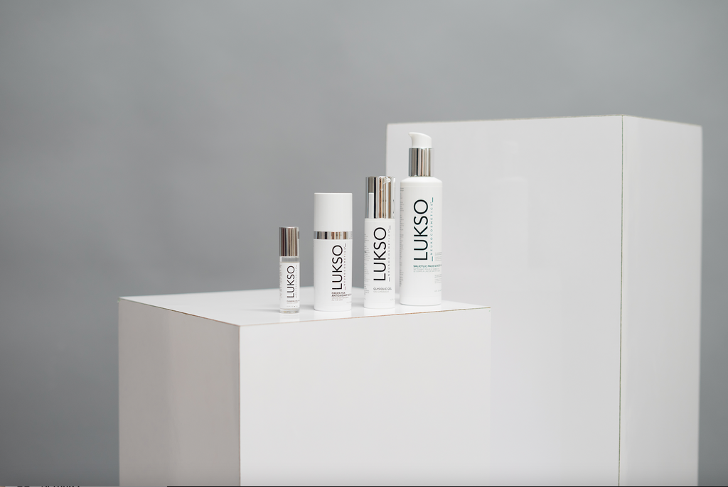 Set de produits anti-acnés de couleurs blanc et métallique de la marque LUKSO NeuroCosmetics 