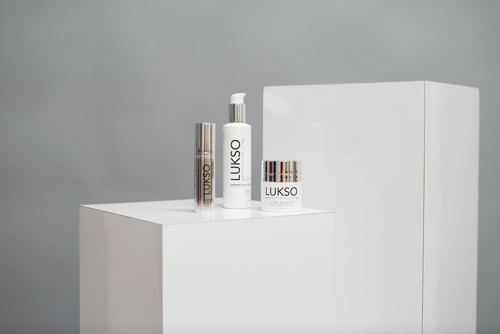 Ensemble de 3 produits anti-âge de la marque LUKSO NeuroCosmetics de couleurs blanc et métallique également doré 