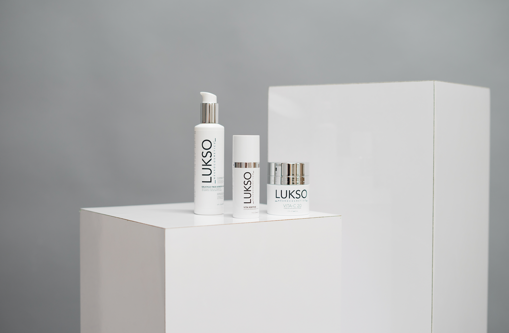 Ensemble de trois produits pour hyperpigmentation dans des emballages blanc et métallique 
