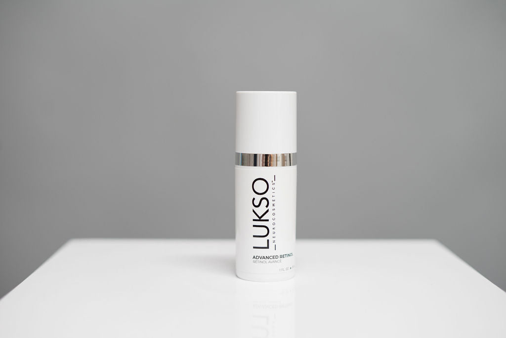 contenant de couleur blanc du sérum concentré anti-âge emballage blanc et métallique d’un petit contenant de Rétinol avancé de la marque LUKSO NeuroCosmetics 