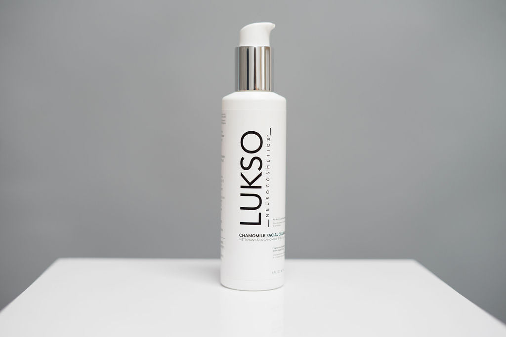 Contenant de nettoyant pour le visage à la camomille de couleurs blanc et métallique de la marque Lukso 